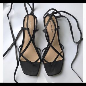 GIANNI BINI STRAPPY BLACK THONG SANDAL SZ 7M